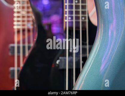 In einem Geschäft in Cardiff, South Wales, werden Gitarren verkauft Stockfoto