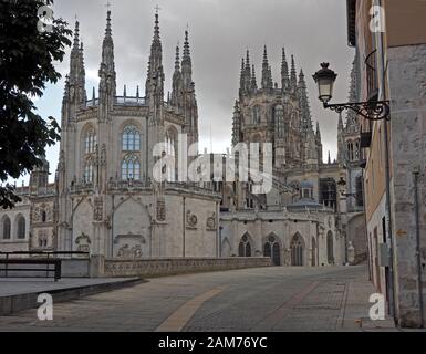 Blick auf die Türme und Türme der Kathedrale der Heiligen Maria von Burgos (auch bekannt als die spanische Notre Dame) in der Stadt Burgos im Baskenland in Nordspanien Stockfoto