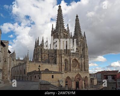 Blick auf die gotischen Turmspitzen der Heiligen Maria, die Kathedrale von Burgos (auch bekannt als die spanische Notre Dame) in der Stadt Burgos im Baskenland in Nordspanien Stockfoto