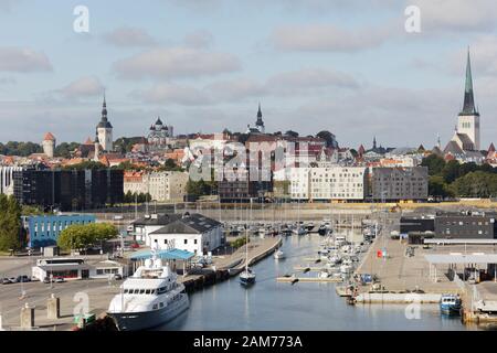 Tallinn, Estland - 30. Juli 2017: Stadtbild der estnischen Hauptstadt vom Hafen gesehen. Die Altstadt von Tallinn ist als UNESCO-Heritag aufgeführt Stockfoto