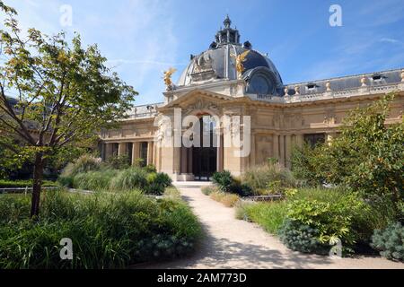 Paris, Frankreich, 14. September 2019: Hof des Petit Palais. Für die Weltausstellung 1900 in Paris erbaut, jetzt die Beaux-Arts-Palast beherbergt die Stadt Par Stockfoto