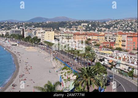 Nizza, Frankreich - 28 September, 2019: Blick von der Burg auf die Promenade des Anglais und das Stadtbild von Nizza. Schön ist die grösste Stadt des Französischen Ri Stockfoto