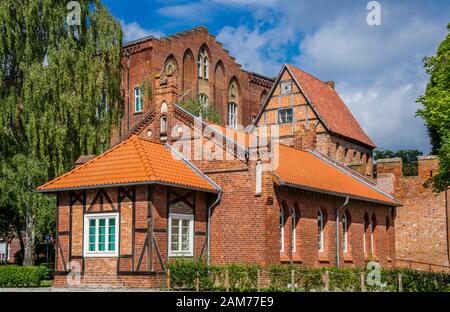 Reste der mittelalterlichen Stadtmauerbefestigung am Frankenwall in der Hansestadt Stralsund, Mecklenburg-Vorpommern, Deutschland Stockfoto