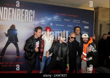 Udo Lindenberg und Culcha Candela bei der Premiere des Kinofilms 'Lindenberg! Mach dein Ding!' im Kino International. Berlin, 10.01.2020 Stockfoto