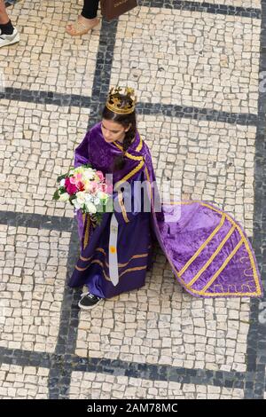 Coimbra, PORTUGAL - 10. Juli 2016 - Menschen in der Parade im Gedenken an den 500. Jahrestag der Königin von Coimbra Portugal Stockfoto