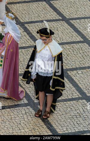 Coimbra, PORTUGAL - 10. Juli 2016 - Menschen in der Parade im Gedenken an den 500. Jahrestag der Königin von Coimbra Portugal Stockfoto