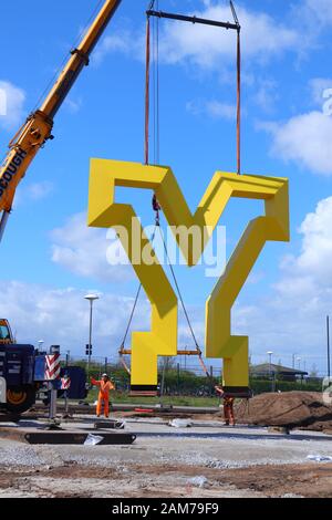 Die "Welcome To Yorkshire Y"-Skulptur, die mit einem Kran in Der Papageienecke, Doncaster, in Position gebracht wird. Stockfoto