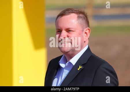 Willkommen Bei Sir Gary Verity, CEO von Yorkshire, bei der Installation der "Welcome To Yorkshire Y"-Skulptur, die sich an Der Papageien Corner in Doncaster befindet. Stockfoto