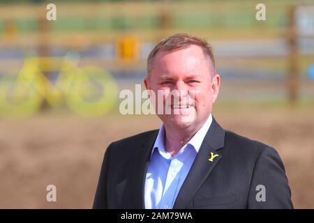 Willkommen Bei Sir Gary Verity, CEO von Yorkshire, bei der Installation der "Welcome To Yorkshire Y"-Skulptur, die sich an Der Papageien Corner in Doncaster befindet. Stockfoto