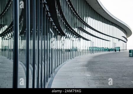 Reflektierende Glasfront des Internationalen Kongresszentrums Dresden Stockfoto