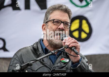 London, Großbritannien. 11. Januar, 2020. Ben Jamal vom Palestine Solidarity Campaign Adressen der Masse auf dem Trafalgar Square. Nach der Ermordung von Qasim Soleimani in Bagdad von den USA und der zunehmenden Spannungen im Nahen Osten, Demonstranten marschierten durch die Londoner "kein Krieg gegen den Iran "Nachfrage", Truppen kein Krieg gegen den Irak und aus dem Irak". Sie sammelten in Trafalgar Square reden von einer Reihe von Menschen, darunter auch Jeremy Crobyn zu hören. Die Veranstaltung wurde gemeinsam von der Stoppt den Krieg Koalition und der Kampagne für Nukleare Abrüstung und ähnliche Veranstaltungen statt um Großbritannien organisiert worden. David Stockfoto