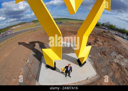 Willkommen Bei Sir Gary Verity, CEO von Yorkshire, bei der Installation der "Welcome To Yorkshire Y"-Skulptur, die sich an Der Papageien Corner in Doncaster befindet. Stockfoto