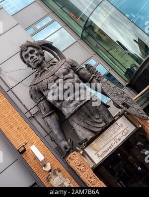 LONDON, Großbritannien - 27. APRIL 2019: Statue über dem Eingang zur Shaka Zulu Restaurant Bar im Stables Market, Camden Stockfoto