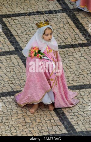 Coimbra, PORTUGAL - 10. Juli 2016 - Menschen in der Parade im Gedenken an den 500. Jahrestag der Königin von Coimbra Portugal Stockfoto