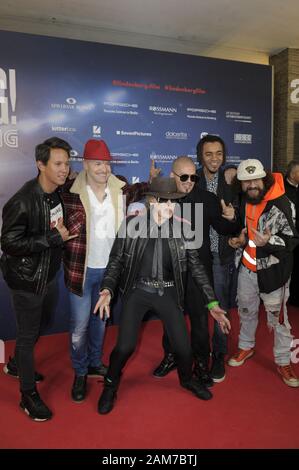 Udo Lindenberg und Culcha Candela bei der Premiere des Kinofilms 'Lindenberg! Mach dein Ding!' im Kino International. Berlin, 10.01.2020 Stockfoto