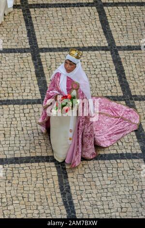 Coimbra, PORTUGAL - 10. Juli 2016 - Menschen in der Parade im Gedenken an den 500. Jahrestag der Königin von Coimbra Portugal Stockfoto