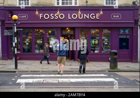 Street Scene und eine farbenfrohe Fassade des Fosso Lounge auf Wells High-Street. Stockfoto