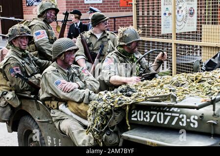 Großbritannien, Quorn - Juni 2015: In Kriegszeiten gekleidete Männer US-Soldaten fahren in einem Jeep der US-Armee Stockfoto