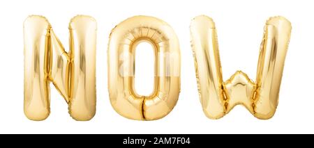 Wort JETZT aus goldenen aufblasbaren Ballons isoliert auf weißem Hintergrund Stockfoto
