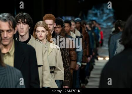 Mailand, Italien. 11 Jan, 2020. NEIL BARRETT Herbst/Winter 2020/2021 Start- und Landebahn in Mailand auf der Modewoche Männer" Januar 2020 - Mailand, Italien 11/01/2020 | Verwendung der weltweiten Kredit: dpa/Alamy leben Nachrichten Stockfoto