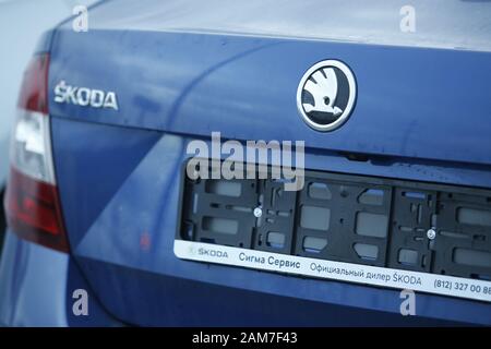 St. Petersburg, Russland. 11 Jan, 2020. Logo von Skoda an einem Fahrzeug gesehen. Credit: Sergei Mikhaylichenko/SOPA Images/ZUMA Draht/Alamy leben Nachrichten Stockfoto
