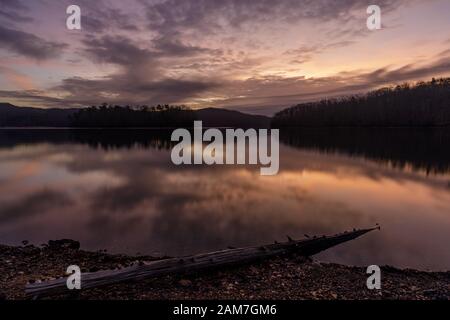Sunrise - Lake Sidney Lanier. Wunderschöner Wintermorgen Sonnenaufgang auf dem Lake Lanier im Wahoo Creek Park. Sonnenaufgang - See Sidney Lanier Schön w Stockfoto