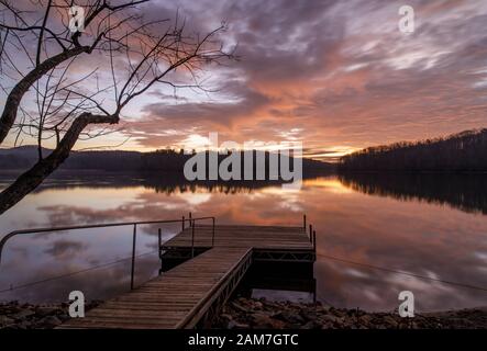 Sunrise, Lake Sidney Lanier. Sonnenaufgangstreflexionen mit Blick auf das Dock am Wahoo Creek. Sonnenaufgang, Lake Sidney Lanier Sunrise Reflections mit Blick auf den Stockfoto