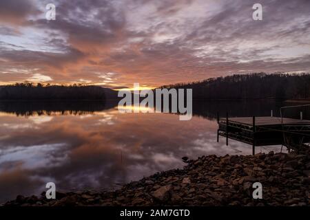 Sonnenaufgangsinflex - Lake Sidney Lanier. Wunderschöner Sonnenaufgang im Dezember auf der Wasseroberfläche im Wahoo Creek Park. Sonnenaufgangsinflex - Lake S Stockfoto