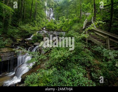 Amicalola Falls, Chattahoochee National Forest. Amicalola Creek fällt über die Amicalola Falls neben den Treppenhäusern, die zum Gipfel des Falls führen. Am Stockfoto