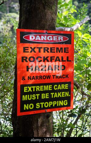 Gehen Sie auf dem Old Ghost Road Trail, Lyell nach Seddonville, Neuseeland. Schild in der Nähe Der Probenahnecke Stockfoto