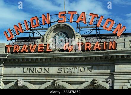 Die historische Union Station in der Innenstadt von Denver, Colorado, ist ein vielbefahrene Verkehrsknotenpunkt mit Zug-, Amtrak-, Stadtbahn- und Busverkehr Stockfoto