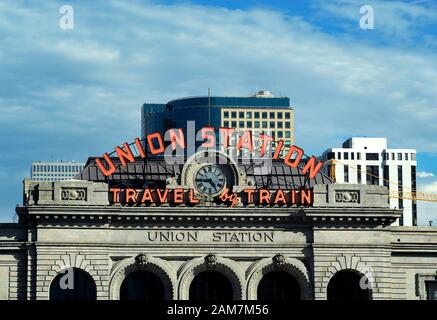 Die historische Union Station in der Innenstadt von Denver, Colorado, ist ein vielbefahrene Verkehrsknotenpunkt mit Zug-, Amtrak-, Stadtbahn- und Busverkehr Stockfoto