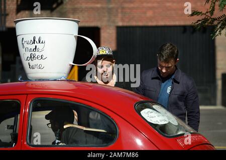 Ein junger Unternehmer verkauft frisch gebrühten Kaffee aus seinem Volkswagen Bug in der Innenstadt von Denver, Colorado USA Stockfoto