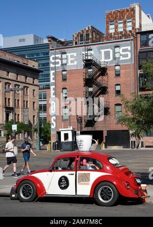 Ein junger Unternehmer verkauft frisch gebrühten Kaffee aus seinem Volkswagen Bug in der Innenstadt von Denver, Colorado USA Stockfoto