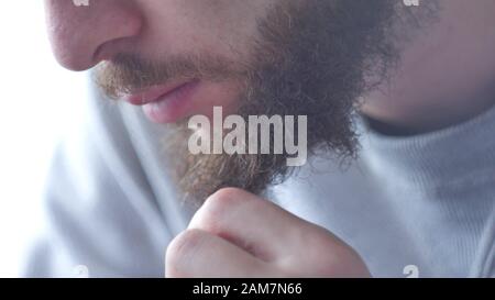 Bärtiger Mann verdreht seinen lächerlich langen Schnurrbart Extreme Nahaufnahme Stockfoto