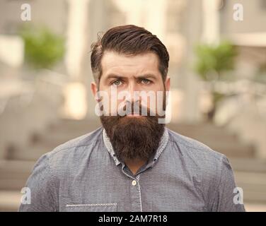 Gefühl manly. Kaukasische Kerl. Styling Bart und Schnurrbart. Gesichtsbehaarung Behandlung. Hipster mit Bart brutalen Kerl. Bart Pflege. Brutalität und Schönheit. Männlichkeit Konzept. Friseur Bart Pflege. Stockfoto