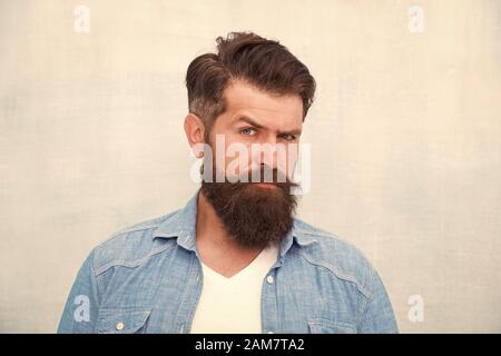 Erhielt zu rasieren. Männliche lässige Mode Stil. Jeansoptik. Reifen Hipster mit Bart. Friseur kümmern. brutale Hipster mit Schnurrbart. emittieren Vertrauen. barbershop Professional. Bärtiger Mann ernsthaft abgestimmt. Stockfoto