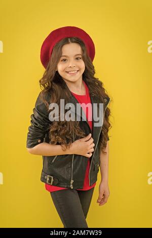 Mädchen lockiges Haar tragen Leder Jacke. Little Rock Star Konzept. Brutale stil Ausschreibung aber zuversichtlich, dass die Mädchen. Rock Stil passt. Rock and Roll ist Weg des Lebens. Outfit Ideen jedes stilvolle Mädchen versuchen sollten. Stockfoto