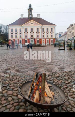 Ein Kochfeuer im Freien auf dem Rathausplatz, Heiligabend. Tartu, Estland, an einem Wintertag Stockfoto