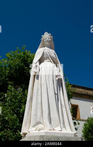 Statue der Königin Sankt Isabel vor dem Kloster St Clara-a-Nova in Coimbra Portugal Stockfoto