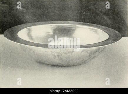 Hingham: Eine Geschichte der frühen Besiedlung und Leben, seinen antiken Sehenswürdigkeiten, historischen Stätten und Gebäuden. ST. ANDREW S KIRCHE, HINGHAM, Norfolk, England, vom Rektor/Grundstück. Im Besitz der FIRSTPARISH DEN FRÜHEN SIEBZEHNTEN JAHRHUNDERT ZINN WASCHBECKEN, Taufe, geglaubt, DURCH WURDEN brachte England die ersten Siedler. SIE WURDE IM DAUEREINSATZ FÜR FAST DREI JAHRHUNDERTE. Die Abwicklung von HINGHAM. 39 verabscheuungswürdige gleichermaßen auf die Sahbath - Volk und Klerus. Theypersisted in Verwendung konzipiert Gebete Neben theliturgy; das heißt, Sie oifered Gebete ihrer eigenen Zusammensetzung Stockfoto