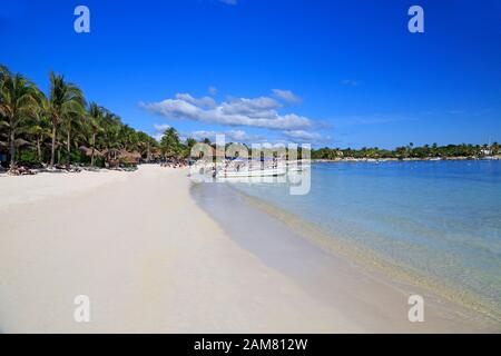 Karibischer weißer Strand mit Fischerbooten an der Riviera Maya, Küste von Yucatan, Quintana Roo, Mexiko Stockfoto