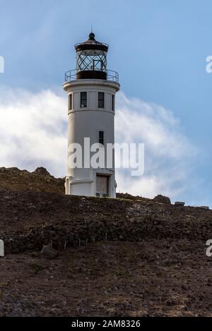 Der Leuchtturm Anakapa Island Ranger steht hoch oben auf der Felswand des Vulkans, um die Sicherheit der Seeschiffe zu gewährleisten. Stockfoto