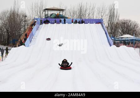 Peking, China. 11 Jan, 2020. Die Menschen genießen Snow-tubing in Eis und Schnee Karneval in Fengtai District von Peking, der Hauptstadt von China, Jan. 11, 2020 statt. Quelle: Ren Chao/Xinhua/Alamy leben Nachrichten Stockfoto