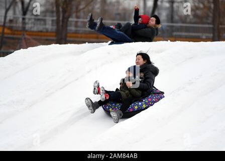 Peking, China. 11 Jan, 2020. Die Menschen genießen Snow-tubing in Eis und Schnee Karneval in Fengtai District von Peking, der Hauptstadt von China, Jan. 11, 2020 statt. Quelle: Ren Chao/Xinhua/Alamy leben Nachrichten Stockfoto