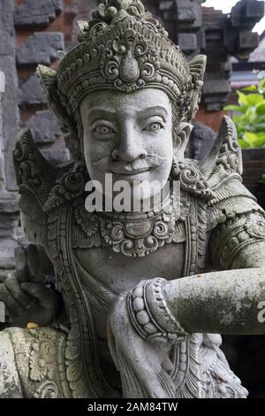 Wunderschöne, mächtige Steinschnitzereien im Hindutempel auf Bali, Indonesien. Bieten Sie eine faszinierende Perspektive auf die religiösen Ansichten des balinesischen Hinduismus. Stockfoto