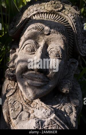 Wunderschöne, mächtige Steinschnitzereien im Hindutempel auf Bali, Indonesien. Bieten Sie eine faszinierende Perspektive auf die religiösen Ansichten des balinesischen Hinduismus. Stockfoto
