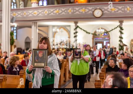 Detroit, Michigan, USA. Januar 2020. Eine "heilige Stunde" in Der Katholischen Dreifaltigkeitskirche unterstützte Flüchtlinge, die vor Gewalt in ihren Heimatländern fliehen. Frauen trugen Fotos von Kindern, die während ihres Aufenthalts in US-Haft nach dem Überschreiten der Grenze starben. Die Veranstaltung wurde von Fremden nicht Mehr während der U.S. Catholic Bishops' National Migration Week organisiert. Kredit: Jim West/Alamy Live News Stockfoto