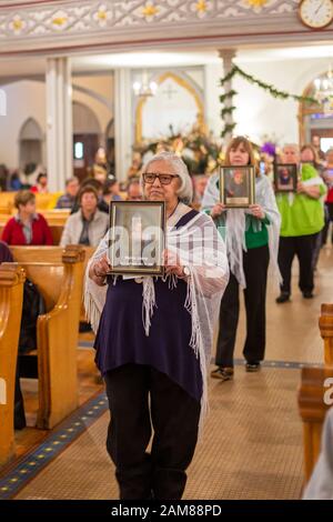 Detroit, Michigan, USA. Januar 2020. Eine "heilige Stunde" in Der Katholischen Dreifaltigkeitskirche unterstützte Flüchtlinge, die vor Gewalt in ihren Heimatländern fliehen. Frauen trugen Fotos von Kindern, die während ihres Aufenthalts in US-Haft nach dem Überschreiten der Grenze starben. Die Veranstaltung wurde von Fremden nicht Mehr während der U.S. Catholic Bishops' National Migration Week organisiert. Kredit: Jim West/Alamy Live News Stockfoto