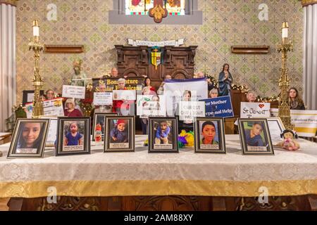 Detroit, Michigan, USA. Januar 2020. Eine "heilige Stunde" in Der Katholischen Dreifaltigkeitskirche unterstützte Flüchtlinge, die vor Gewalt in ihren Heimatländern fliehen. Fotos von Kindern, die während des Aufenthalts in US-Haft nach dem Überschreiten der Grenze starben, wurden auf dem Altar angebracht. Die Veranstaltung wurde von Fremden nicht Mehr während der U.S. Catholic Bishops' National Migration Week organisiert. Kredit: Jim West/Alamy Live News Stockfoto